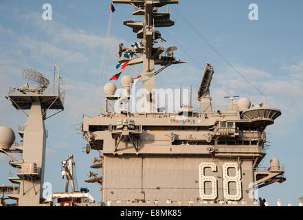 Pearl Harbor, 3 Dicembre 2013 - La portaerei USS Nimitz CVN (68) arriva in corrispondenza della giunzione base Harbor-Hickam perla per un schedul Foto Stock