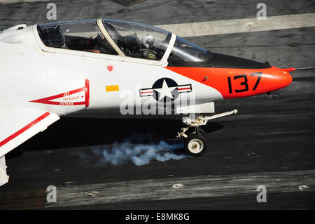 Oceano atlantico, Dicembre 10, 2013 - UNA T-45C Astore atterra sul ponte di volo della portaerei USS Theodore Roosevelt (CVN Foto Stock