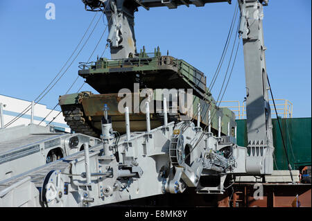 Dicembre 12, 2013 - Un M1A1 Abrams vasca comanda su un avanzato di peso leggero rampa durante un ufficio di ricerca navale demonstrati Foto Stock