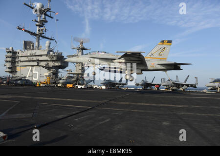 Golfo di Oman, Dicembre 16, 2013 - Un'F/A-18F Super Hornet atterra sul ponte di volo della portaerei USS Harry Truman ( Foto Stock