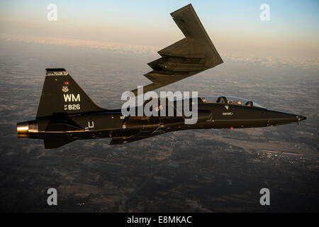 Febbraio 20, 2014 - un T-38 Taloni vola in formazione con la B-2 Spirito di Carolina del Sud durante una missione di addestramento su Whitema Foto Stock