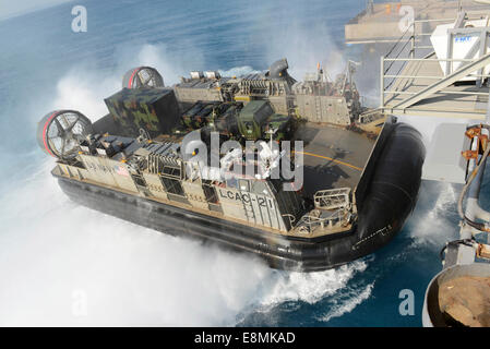 Spiaggia Bianca, Okinawa, in Giappone, 24 Febbraio 2014 - Landing Craft Air Cushion (LCAC) trasferimenti di attrezzature e personale per la amphi Foto Stock