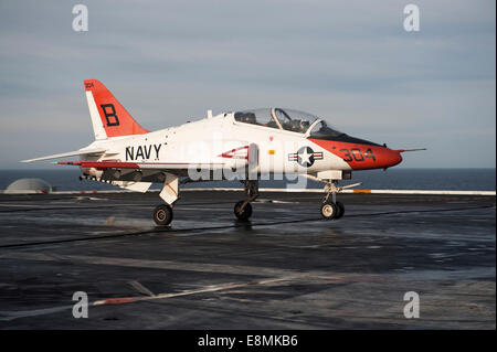 Oceano Pacifico, 9 Aprile 2014 - UNA T-45C Astore atterra sul ponte di volo a bordo della portaerei USS Carl Vinson (CVN 70). Foto Stock