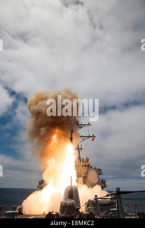 Oceano Pacifico, 19 Giugno 2014 - La classe Arleigh-Burke guidato-missile destroyer USS John Paul Jones (DDG 53) lancia uno standard Foto Stock