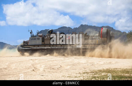 Marine Corps base Hawaii, luglio 12, 2014 - STATI UNITI Navy Landing Craft Air Cushion (LCAC) rende la strada del ritorno per il anfibi doc Foto Stock