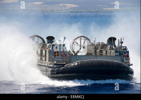 Oceano Pacifico, luglio 23, 2014 - Una Landing Craft Air Cushion si prepara a intraprendere la ben coperta del dock anfibio sbarco nave Foto Stock