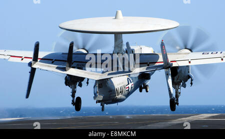 Golfo Arabico, 28 Luglio 2014 - Una E-2C Hawkeye si toglie dal ponte di volo della portaerei USS George H.W. Bussola (CVN 7 Foto Stock