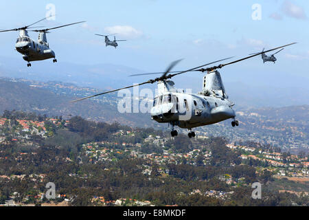 Marzo 31, 2014 - STATI UNITI Marines fly CH-46E Sea Knight elicotteri su San Diego, California. Foto Stock