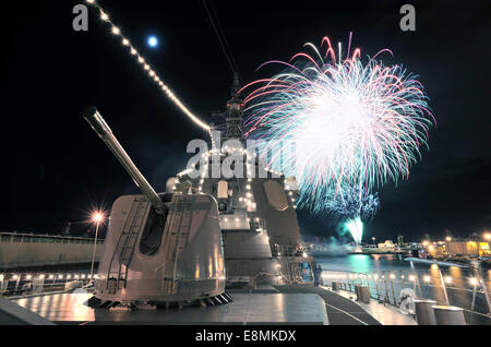 4 luglio 2014 - Fuochi d'artificio illuminano il cielo dietro il giapponese di autodifesa marittima vigore missile destroyer JS Kirishima Foto Stock