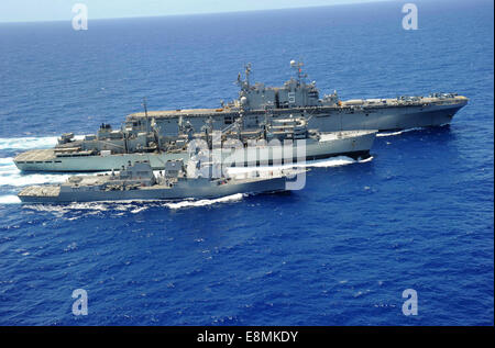 Giugno 24, 2014 - L'assalto anfibio nave USS Peleliu (LHA 5), superiore e il missile destroyer USS Spruance (DDG 111), b Foto Stock