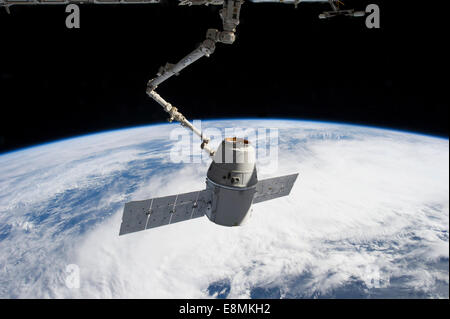 3 marzo 2013 - SpaceX Dragon nell'afferrare la stazione di spazio remoto sistema di manipolatore o Canadarm2, backdropped da un blu un Foto Stock