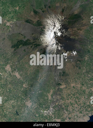 Aprile 18, 2013 - Crateri vicino alla vetta del Monte Etna in streaming di cenere e gas vulcanici poco prima del vulcano undicesimo par Foto Stock