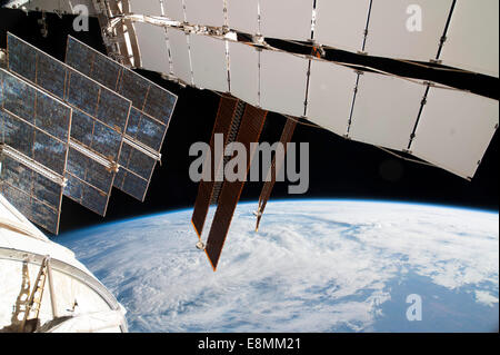 Febbraio 5, 2014 - Solar array dei pannelli sul segmento russo della Stazione Spaziale Internazionale e una blu e la parte bianca del orecchio Foto Stock