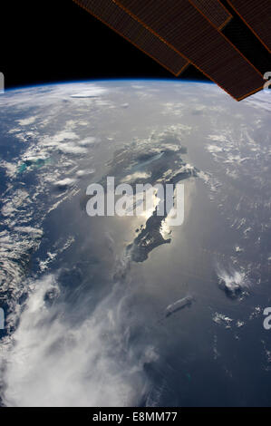 Guardando verso Est in un Rising Sun, l'equipaggio a bordo della Stazione Spaziale Internazionale (ISS) ha preso questa foto panoramica dell'isola o Foto Stock