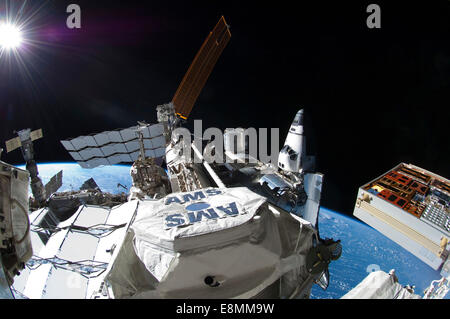 Luglio 12, 2011 - Vista della Stazione Spaziale Internazionale con lo space shuttle Atlantis attraccato alla destra e un russo Soyuz t inserito Foto Stock