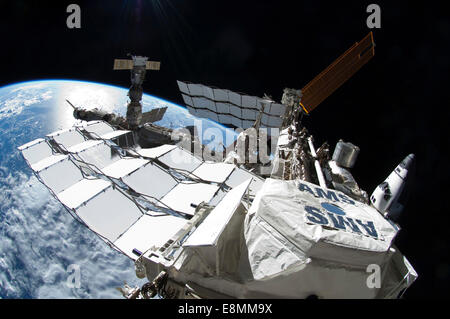 Luglio 12, 2011 - Vista della Stazione Spaziale Internazionale con lo space shuttle Atlantis attraccato alla destra e un russo Soyuz t inserito Foto Stock