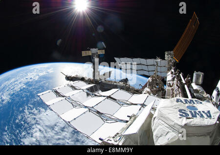 Luglio 12, 2011 - Vista della Stazione Spaziale Internazionale con lo space shuttle Atlantis agganciato al bordo del telaio sulla distante r Foto Stock