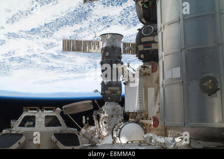 Luglio 12, 2011 - La Stazione Spaziale Internazionale della cupola, backdropped contro uno spazio nero, un orizzonte scena e vari componenti Foto Stock