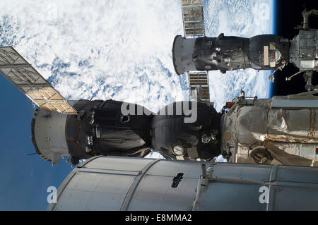 Luglio 12, 2011 - Un russo Soyuz (in primo piano), e un progresso russo nave di alimentazione (fondo), sono ancorate alla International S Foto Stock