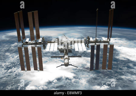 29 maggio 2011 - La Stazione Spaziale Internazionale backdropped da un blu e bianco messa a terra. Foto Stock