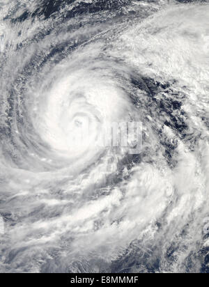 9 Ottobre 2014 - vista satellitare di Super Typhoon Vongfong nel Mare delle Filippine. Foto Stock