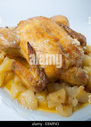 Pollo arrosto con patate isolati su sfondo bianco Foto Stock