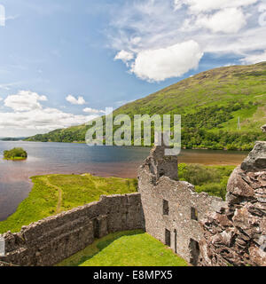 Una immagine di Loch Awe come visto dal Kilchurn Castle, rovinata sulla struttura quattrocentesca sulle rive di Loch Awe, in Argyll e ma Foto Stock