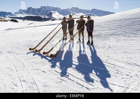 Alphorn giocatori su Seisser Alm, Italia Foto Stock