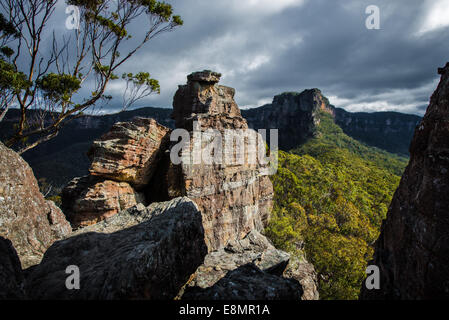 Vista dal castello guardando indietro a collo stretto nelle Blue Mountains vicino a KATOOMBA, Australia. Montare Solitario e il castello. Foto Stock