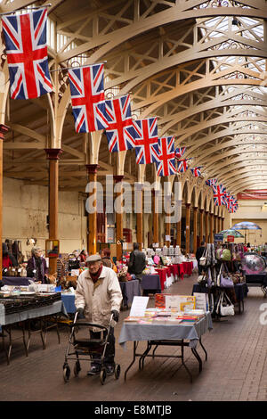 Regno Unito, Inghilterra, Devon, Barnstaple, Bauletto Mercato interno con unione bandiere Foto Stock