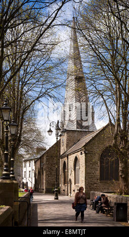 Regno Unito, Inghilterra, Devon, Barnstaple chiesa parrocchiale con distintivo guglia ritorto Foto Stock