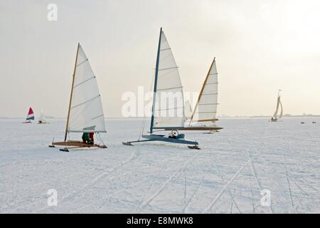 Vela su ghiaccio sul Gouwzee in inverno nei Paesi Bassi Foto Stock