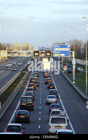 Ingorgo sull'autostrada A9 nei pressi di Amsterdam nei Paesi Bassi Foto Stock