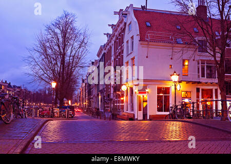 Streetview con amsterdam cafe nei Paesi Bassi dalla penombra Foto Stock