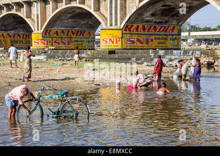 MADURAI INDIA MERIDIONALE bicicletta giorno di lavaggio come pure i vestiti in una piscina nel fiume sotto il ponte Foto Stock