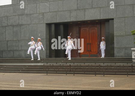 Modificare le protezioni al mausoleo di Ho Chi Minh Foto Stock