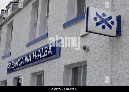 Bank of Scotland (Banca na h-Alba) segni al disopra del ramo in Portree, Isola di Skye Foto Stock