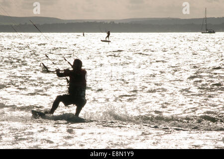 Hayling Island, Regno Unito. Undicesimo oct, 2014. Vergine Kite Surfing Armada sul Regno Unito sud costa a Hayling Island, Hampshire. Ott 11 2014. Oltre 250 kitesurfisti si riuniscono per tentare di completare un corso di miglio per rompere il Guinness World Record per il più grande corteo di kitesurfisti mai assemblato. Credito: Rob Wilkinson/Alamy Live News Foto Stock