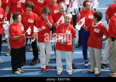 Tokyo, Giappone. Undicesimo oct, 2014. Olympian, evento commemorativo del 1964 Tokyo Olimpici e Paralimpici 50 anni Memorial week è tenuto a Komazawa Athletics Stadium, Tokyo, Giappone. © AFLO SPORT/Alamy Live News Credito: Aflo Co. Ltd./Alamy Live News Foto Stock