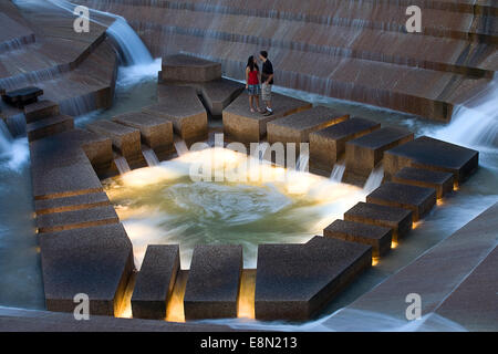 Ft. Vale la pena, Texas, Stati Uniti d'America. Il 30 giugno, 2009. 7/7 2009. Ft. Vale la pena, Tx. Il Fort Worth Water Gardens è un rifugio dal Texas estate il calore e il rumore della città di Ft. Vale la pena. I giardini sono stati utilizzati come location per il film " Logan's Run' © Ralph Lauer/ZUMA filo/Alamy Live News Foto Stock