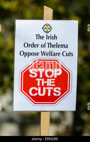 Belfast, Irlanda del Nord. 11/10/2014 - Banner per chiedere la fine di Tory tagli di austerità a una protesta. Foto Stock