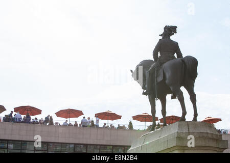 Statua in bronzo del re Edward VII e il nuovo terminal per i traghetti sul fiume Mersey al Pier Head,Liverpool Foto Stock