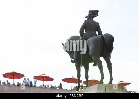 Statua in bronzo del re Edward VII e il nuovo terminal per i traghetti sul fiume Mersey al Pier Head,Liverpool Foto Stock