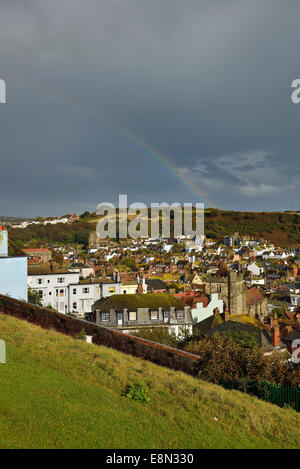 Un arcobaleno su Hastings old town, East Sussex, England, Regno Unito Foto Stock