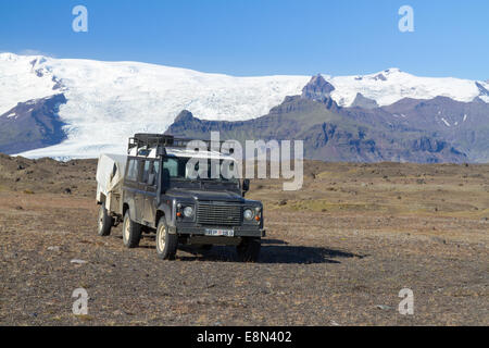 4x4 veicolo nella parte anteriore del Vatnajökull, Islanda Foto Stock