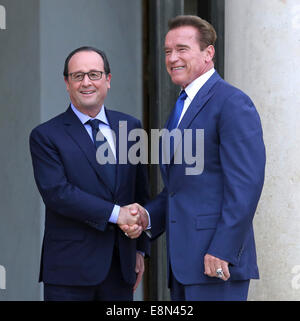 Parigi, Francia. 10 ottobre, 2014. Il Presidente francese Francois Hollande ci accoglie attore, ex governatore della California e presidente fondatore della R20 iniziativa Arnold Schwarzenegger prima del loro incontro presso il Elysee Palace il 10 ottobre 2014 a Parigi, Francia. Schwarzenegger della R20 organizzazione, una coalizione di partner guidato da governi regionali di lavorare contro il cambiamento climatico, è in possesso di una due giorni di vertice di Parigi Credito: dpa/Alamy Live News Foto Stock