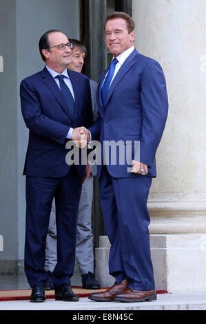 Parigi, Francia. 10 ottobre, 2014. Il Presidente francese Francois Hollande ci accoglie attore, ex governatore della California e presidente fondatore della R20 iniziativa Arnold Schwarzenegger prima del loro incontro presso il Elysee Palace il 10 ottobre 2014 a Parigi, Francia. Schwarzenegger della R20 organizzazione, una coalizione di partner guidato da governi regionali di lavorare contro il cambiamento climatico, è in possesso di una due giorni di vertice di Parigi Credito: dpa/Alamy Live News Foto Stock