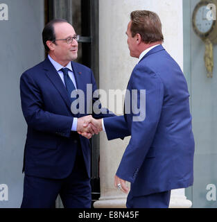 Parigi, Francia. 10 ottobre, 2014. Il Presidente francese Francois Hollande ci accoglie attore, ex governatore della California e presidente fondatore della R20 iniziativa Arnold Schwarzenegger prima del loro incontro presso il Elysee Palace il 10 ottobre 2014 a Parigi, Francia. Schwarzenegger della R20 organizzazione, una coalizione di partner guidato da governi regionali di lavorare contro il cambiamento climatico, è in possesso di una due giorni di vertice di Parigi Credito: dpa/Alamy Live News Foto Stock