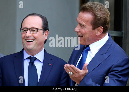 Parigi, Francia. 10 ottobre, 2014. Il Presidente francese Francois Hollande ci accoglie attore, ex governatore della California e presidente fondatore della R20 iniziativa Arnold Schwarzenegger prima del loro incontro presso il Elysee Palace il 10 ottobre 2014 a Parigi, Francia. Schwarzenegger della R20 organizzazione, una coalizione di partner guidato da governi regionali di lavorare contro il cambiamento climatico, è in possesso di una due giorni di vertice di Parigi Credito: dpa/Alamy Live News Foto Stock