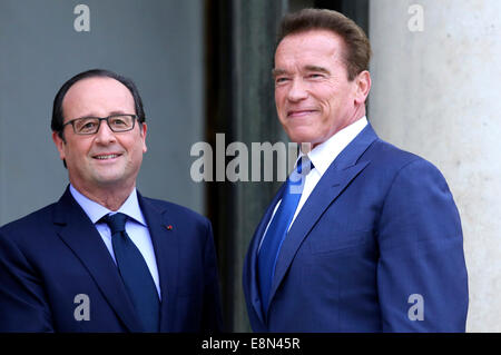 Parigi, Francia. 10 ottobre, 2014. Il Presidente francese Francois Hollande ci accoglie attore, ex governatore della California e presidente fondatore della R20 iniziativa Arnold Schwarzenegger prima del loro incontro presso il Elysee Palace il 10 ottobre 2014 a Parigi, Francia. Schwarzenegger della R20 organizzazione, una coalizione di partner guidato da governi regionali di lavorare contro il cambiamento climatico, è in possesso di una due giorni di vertice di Parigi Credito: dpa/Alamy Live News Foto Stock